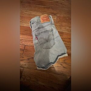 Levi’s light wash denim mom shorts size 6 no holes